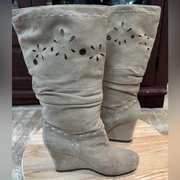 REPORT BEIGE SUEDE SLOUCHY DECORATIVE CUT OUT WEDGE BOOTS SIZE 7 - Picture 10 of 10